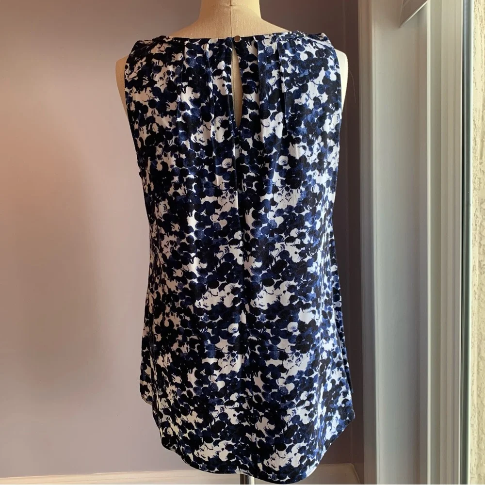 White House Black Market pleat neck sleeveless shell modern polka dot Size Small